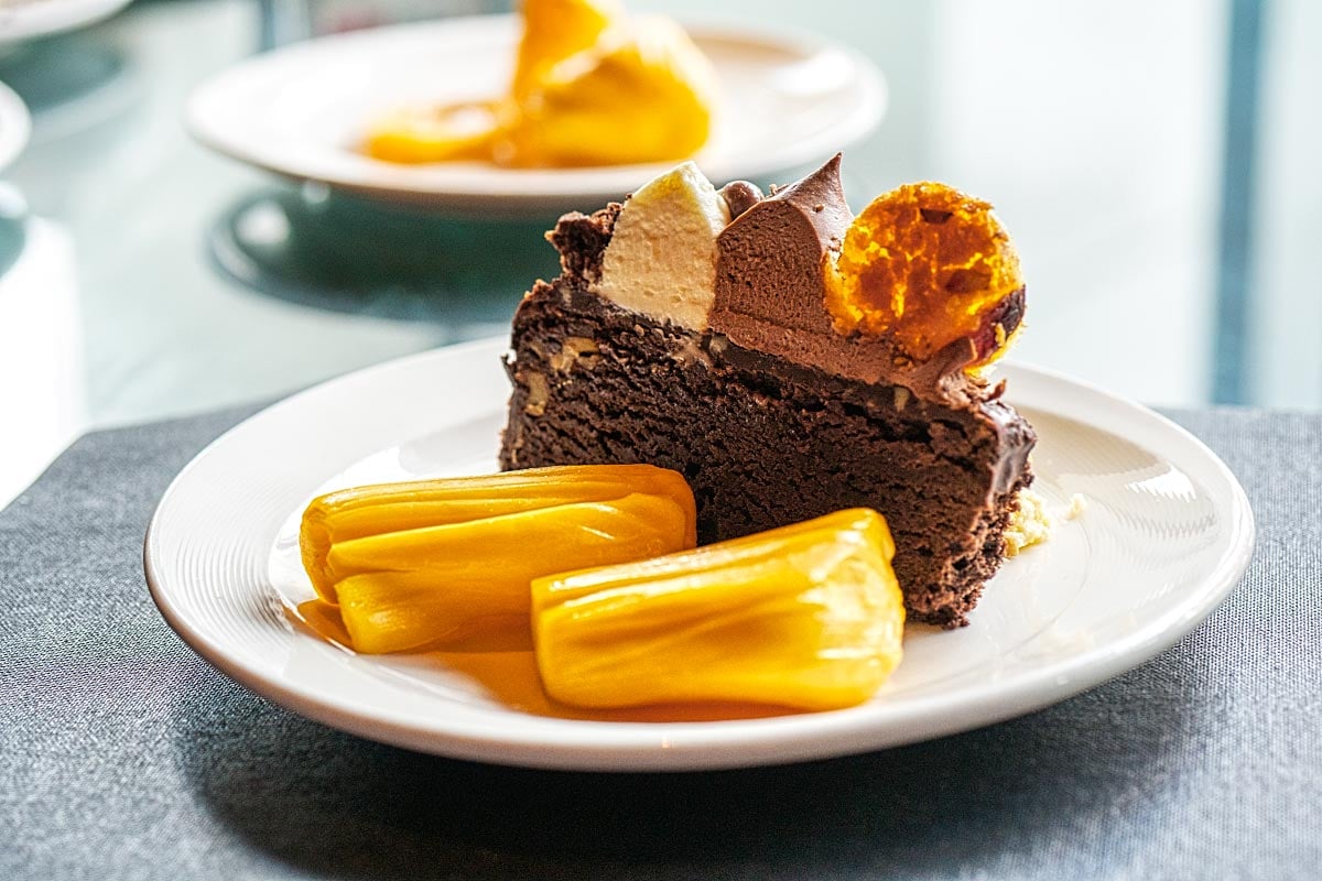 Brownie with fresh fruit
